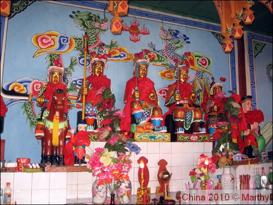 Erhai Meer - kleurrijke beelde bij tempel